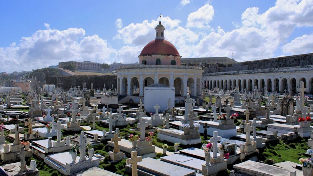 a large crowded cemetery