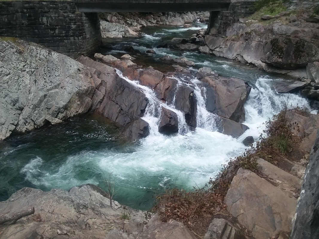 natural blue pool at the sinks